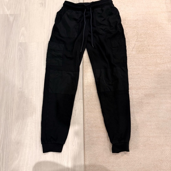 ALO‎ Yoga Cargo Jogger in Black Size Medium